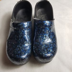 Dansko Nurse Clog Paint Splatter Slip On 39/US 8.5-9 Blue Silver Patent Leather.